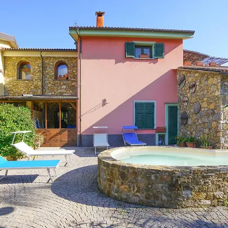 Сasa de vacaciones Gorgeous In With Outdoor Swimming Pool